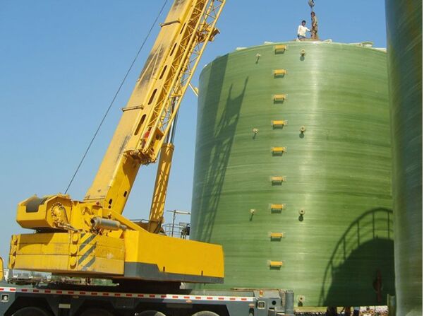 大型玻璃鋼現場纏繞現場施工中