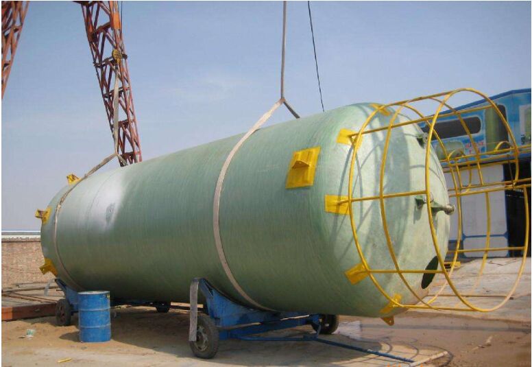 玻璃鋼儲罐安裝現場實拍場景